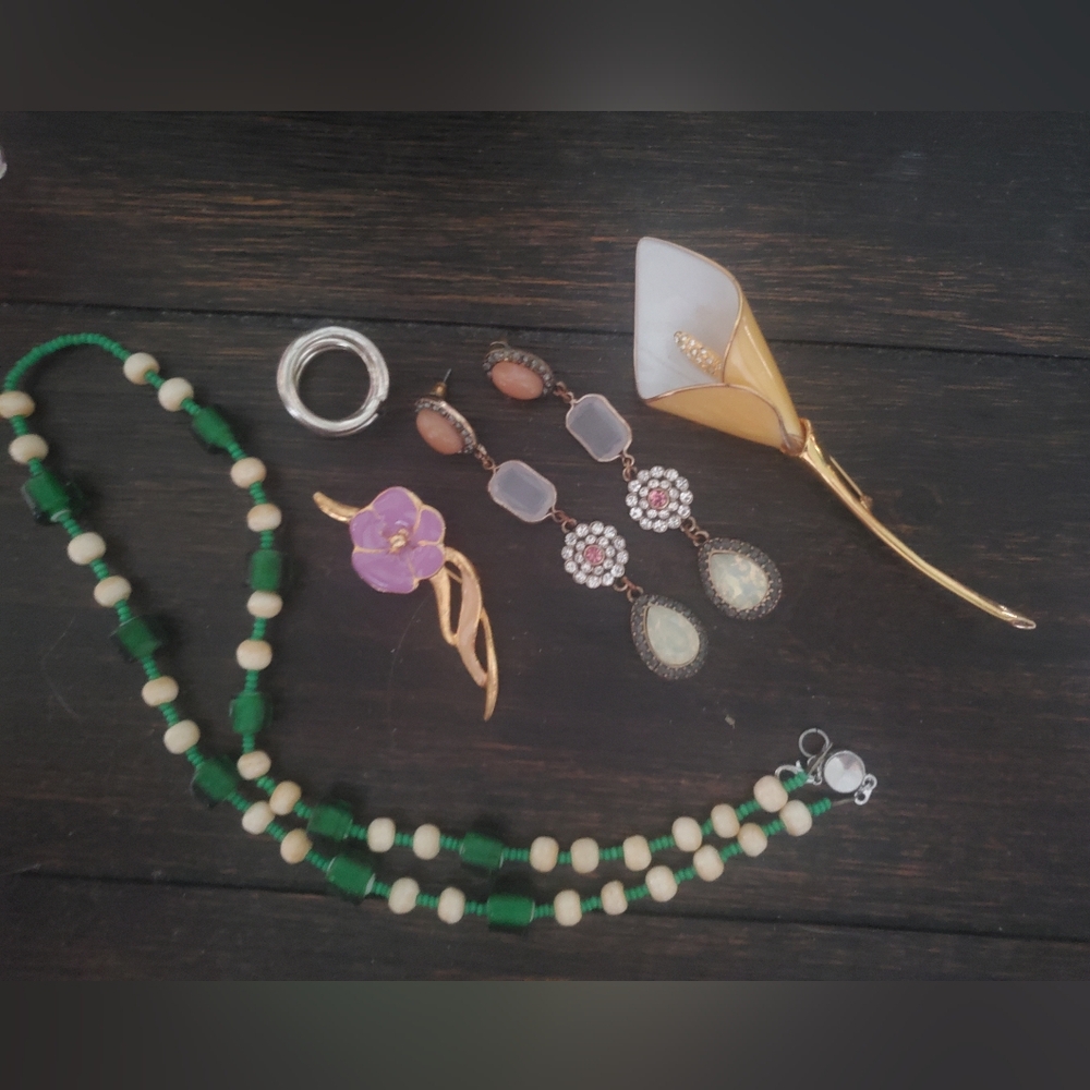A Bunch Of Jewelery Set